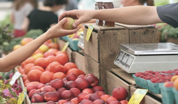 Apfelkauf auf dem Markt