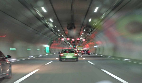 Auto in einem Tunnel