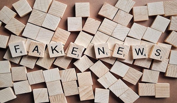 Buchstaben Fake News